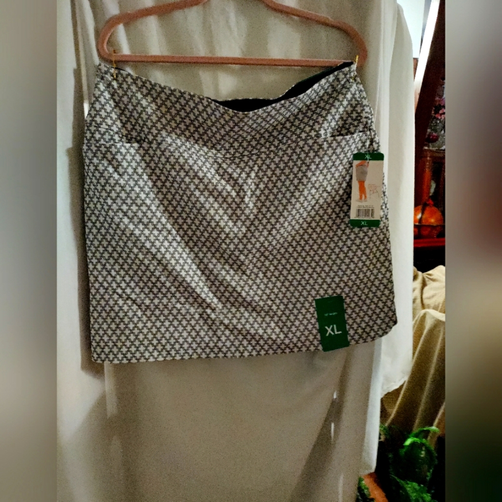 S.C.& Co Black & White Skort, NWTag, Size XL. Athletic Wear, Casual With Pant.